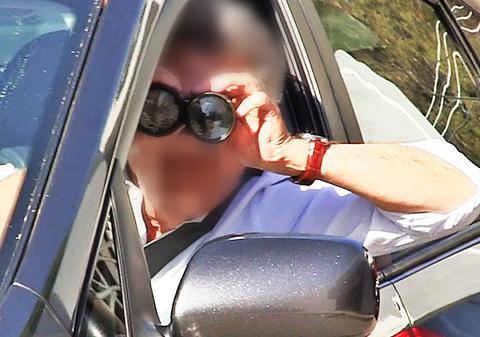 Ghici cine e super vedeta care se benoclează la tine? | FOTO