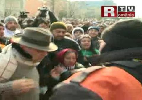 Scene incredibile! Colindătorii s-au călcat în picioare în faţa casei lui Gigi Becali | VIDEO