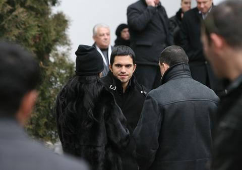 Corneluş, înmărmurit de durere la înmormântarea mamei sale, Silvia Dinu | FOTO