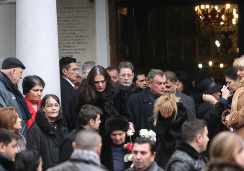 Îndurerat, Cornel Dinu nici de groapă nu s-a putut apropia la înmormântarea soţiei sale, Silvia