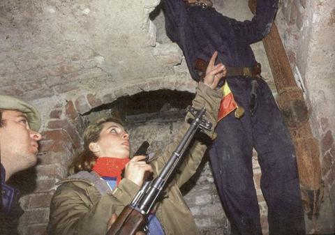 Imagine-şoc: Mihaela Rădulescu, cu pistolul în mână la Revoluţia din 1989