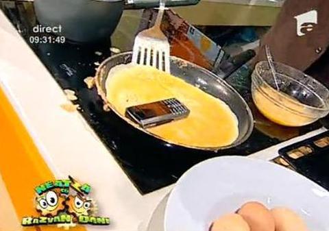 Dani Oţil a făcut omletă de Vertu | Video