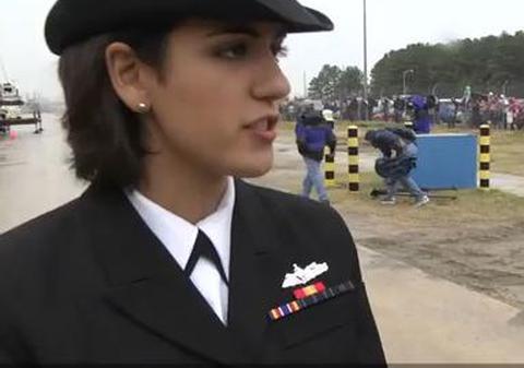 Ea e femeia care a călcat în picioare tabu-urile: sărutul interzis, premieră în marina americană | VIDEO
