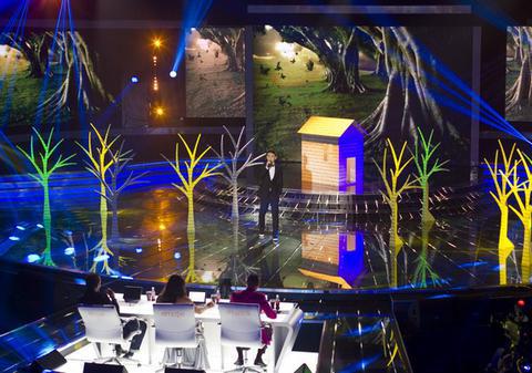 Supercoregrafii la X Factor cu scene suspendate, fakiri, bărci, păduri şi lămpi aprinse!