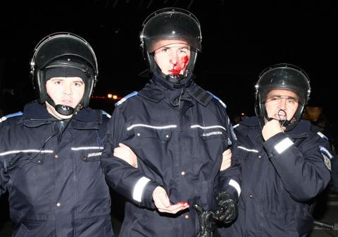 Iată cele mai şocante imagini de la protestele violente de sâmbătă | FOTO
