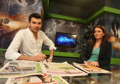 Giga TV revoluţionează ştirile sportive cu o fotbalistă şi-un arbitru | FOTO