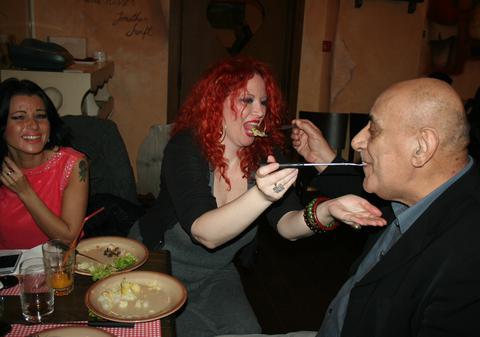 Roxana Marinescu, Claudette şi soţii Lis, distracţie maximă la o degustare | FOTO