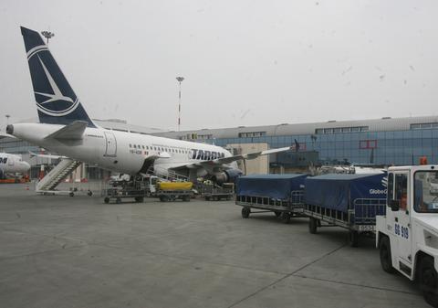 O cursă Tarom a aterizat de urgenţă la Munchen din cauza fisurării unui geam