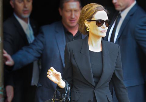 Scheletică şi cu hainele murdare, diva şi-a făcut apariţia în public | FOTO
