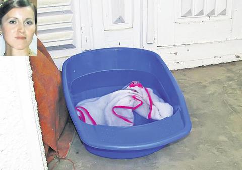 Şi-a înecat fetiţa şi apoi s-a spânzurat!