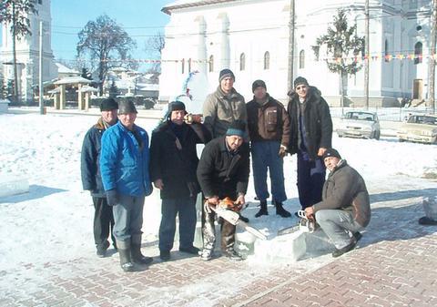 Sătenii din Bosanci confecţionează cruci de gheaţă