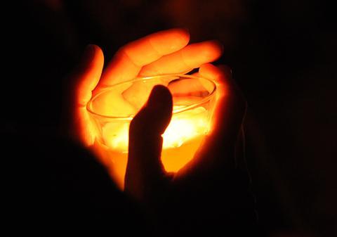 CEA MAI CUMPLITĂ  DRAMĂ A UNEI MAME: A pierdut 4 copii de ziua ei! Vezi cum a reacţionat când a fost dusă la locul tragediei