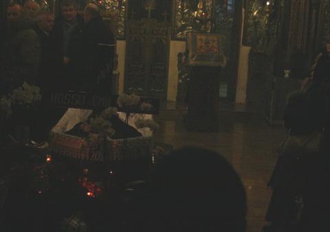 Soţiei lui Emil Hossu i s-a făcut rău în biserică, lângă sicriul actorului | FOTO EXCLUSIV