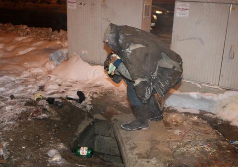 Persoanele fără adăpost primesc ceai şi supă caldă