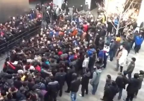 Explozie de furie la cel mai mare magazin Apple din Beijing, atacat cu ouă de clienţi nemulţumiţi | VIDEO