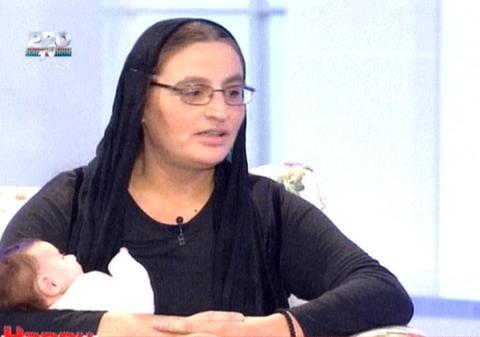 Măicuţa care a născut a venit cu gemenele la Happy Hour: "Am păcătuit, dar fetele au apărut din dragoste"
