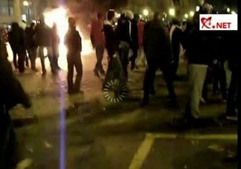 O maşină a ars complet în timpul protestelor de luni seară |VIDEO