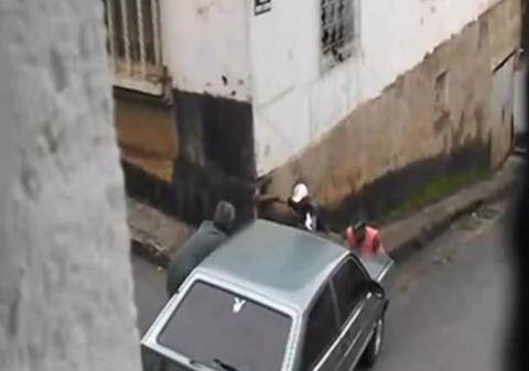 Te uiţi, te cruceşti şi râzi în hohote! Prostia omenească, atunci când se manifestă în grup de băieţi cu muşchi | VIDEO DEMENŢIAL