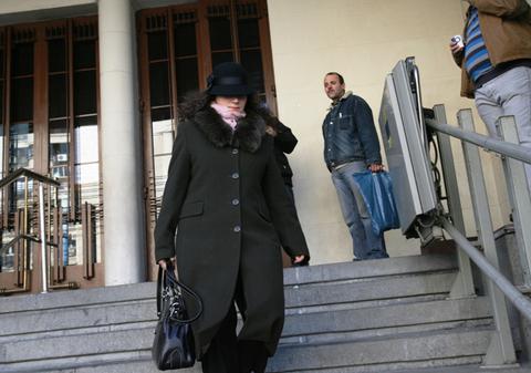 Nevasta ”teroristului cu ac”, umilită de gestul soţului, disperată că e în centrul atenţiei: „Lăsaţi-mă să-mi revin!”