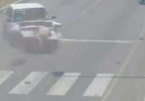 Nici să nu te gândeşti să te uiţi la asta dacă eşti slab de înger! O femeie e azvârlită prin parbriz pe şosea după ce maşina în care se afla e izbită de o alta | VIDEO