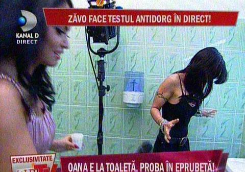Andreea Mantea, cu urina Oanei Zăvoranu în mână! FOTO