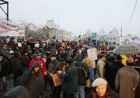 PROTESTE, ZIUA A NOUA |Peste 3.000 de oameni au protestat pașnic în mai multe orașe din țară | FOTO