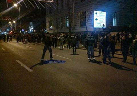Cea mai şocantă imagine de la protestele din Bucureşti: UN TÂNĂR URINEAZĂ PE STEAG | FOTO