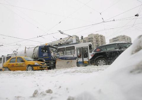 Zăpada creează probleme în circulaţia din Capitală. Vezi ce mijloace de transport sunt blocate acum!
