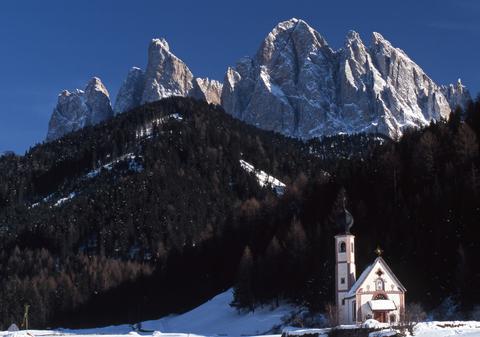 Vacanţă TRAGICĂ!  O mamă A MURIT lângă fiica ei pe care o însoţea la ski