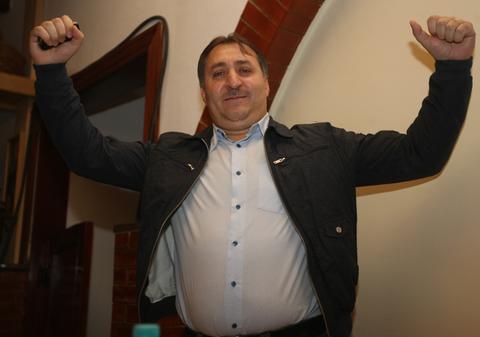 Explicaţia lui Vali Vijelie pentru ochiul vânăt: "M-a bătut nevasta"