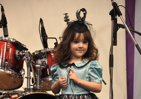 Fetiţa lui Adrian Cristea a fost manechin pentru designerul Cosmina Englizian