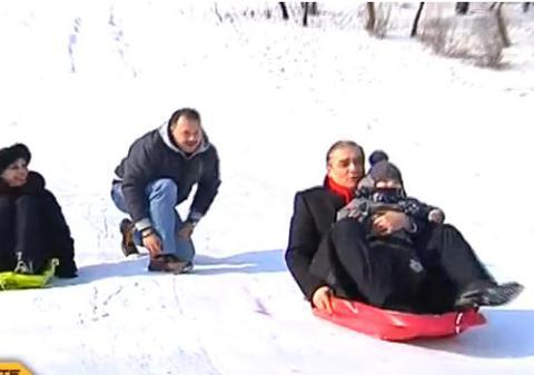 Imagini inedite! Pentru a-i face pe plac micuţului prinţ, familia regală s-a dat cu săniuţa! FOTO