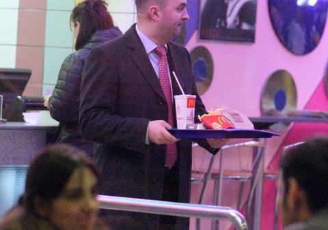 Greva parlamentară l-a scos pe Adomniţei, fostul şef de la Învăţământ, în oraş, la un hamburgher