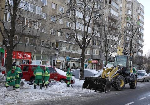 Utilaje de deszăpezire trimise din Bucureşti către Buzău