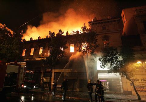 FLĂCĂRI ŞI HAOS LA ATENA | Peste 50 de răniţi şi zeci de incendii pe străzile capitalei Greciei | FOTO & VIDEO 