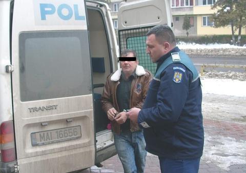 Gelozie pe muchie de cuţit! A zis c-a prins-o cu amantul şi l-a luat la omor pe cel ce i-a pus coarne. Acum, poliţiştii i-au pus şi cătuşe! 