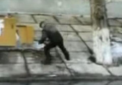 Mai BEAT nu se poate! Sau trotuarul e al naibii de oblic? Oricum, căzătura nu se mai termină! | VIDEO DEMENŢIAL