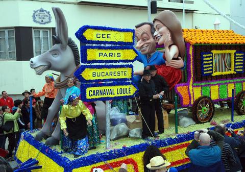 Cuplul Sarkozy-Bruni, luat la mişto la un carnaval din Portugalia. Au fost prezentaţi drept ţigani nomazi!
