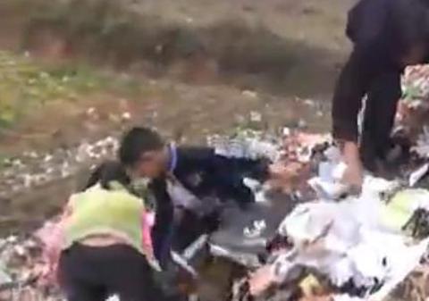 Imaginile care au făcut să plângă milioane de oameni! Nici nu îşi imaginezi de ce scotocesc aceşti copii prin gunoaie | VIDEO