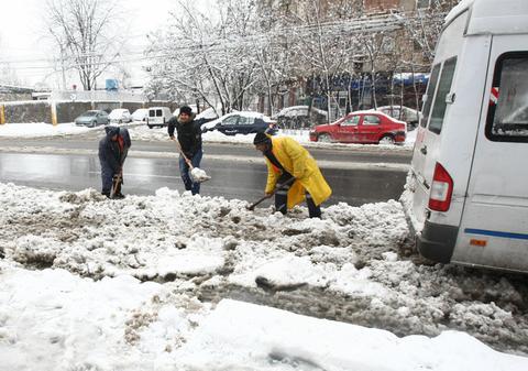 Luptătorii fac deszăpezirea în Capitală. Vezi exact unde