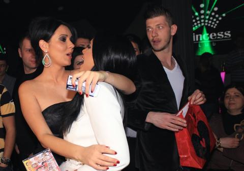 Natalia, te temi de fotografi, de îţi trimiţi iubitul singur în club? | FOTO