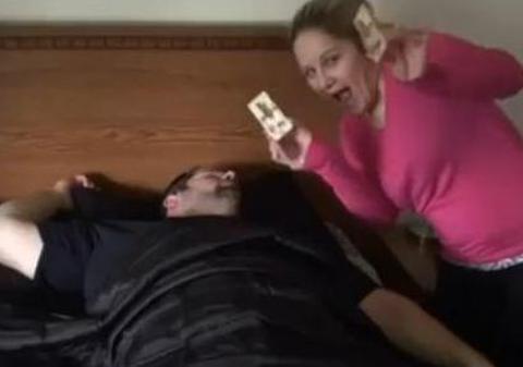 Uite cele mai tari farse pe care să i le faci partenerului dimineaţa! | VIDEO