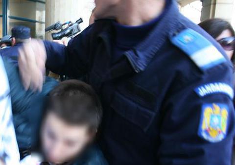 Fetiţă de 11 ani lovită de un jandarm căruia i-a spălat parbrizul într-o intersecţie