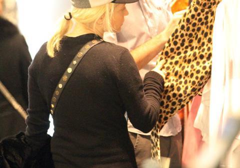 Loredana Groza şi-a tras ”pantaloni-leopard” de firmă
