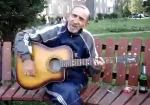 Nu ai cum să nu-l îndrăgeşti pe moşuleţul acesta! Uite cum cântă "Rock Around The Clock" în stilul său! | VIDEO