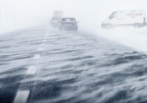 PROGNOZA METEO | Ninsori, viscol şi ger. Cum va fi vremea mâine şi  poimâine