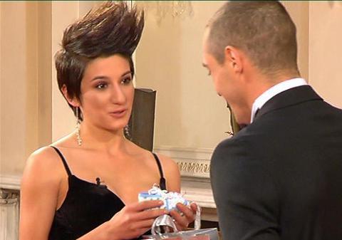 O concurentă l-a lăsat fără cuvinte pe burlacul Vladimir Drăghia cu cadoul ei! Vrea oare aceasta să-i dăruiascã un copil?