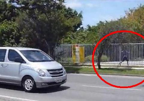 Un australian a fost amendat pentru că a alergat fără pantaloni în faţa reginei Elisabeta a II-a | VIDEO