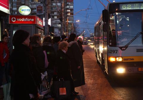 Din cauza ninsorii, în numai două zile, maşinile RATB au avut întârzieri de 20 ore