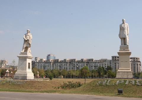Statuile din Parcul Izvor vor fi readuse la Universitate la sfârşitul lunii aprilie
